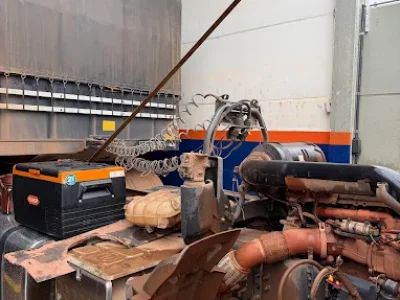 caminhão em repado do radiador